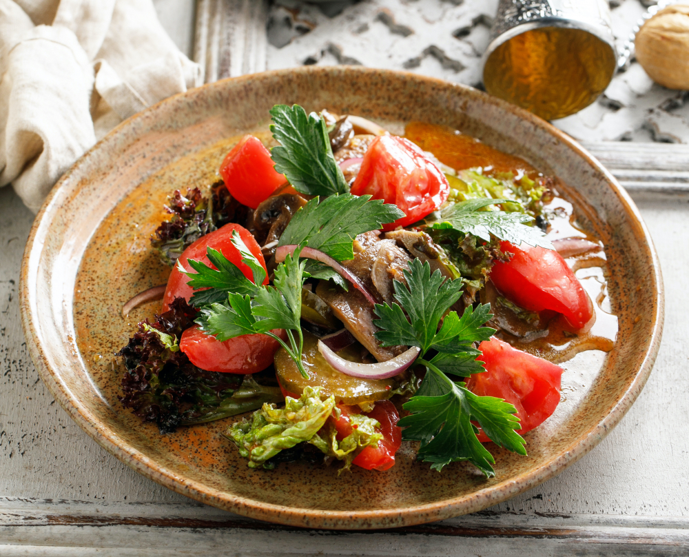 Салат с языком, маринованными грибами и помидорами